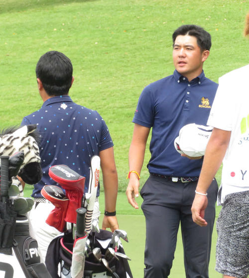 初日をホールアウトし、同組の稲森（左）にあいさつするハマモト（撮影・高田文太）