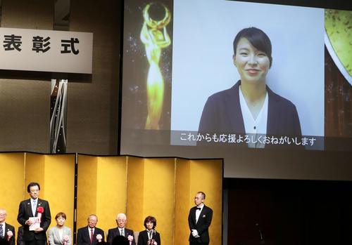 日本スポーツ賞奨励賞を受賞した渋野日向子は、笑顔の動画メッセージを送った（撮影・浅見桂子）