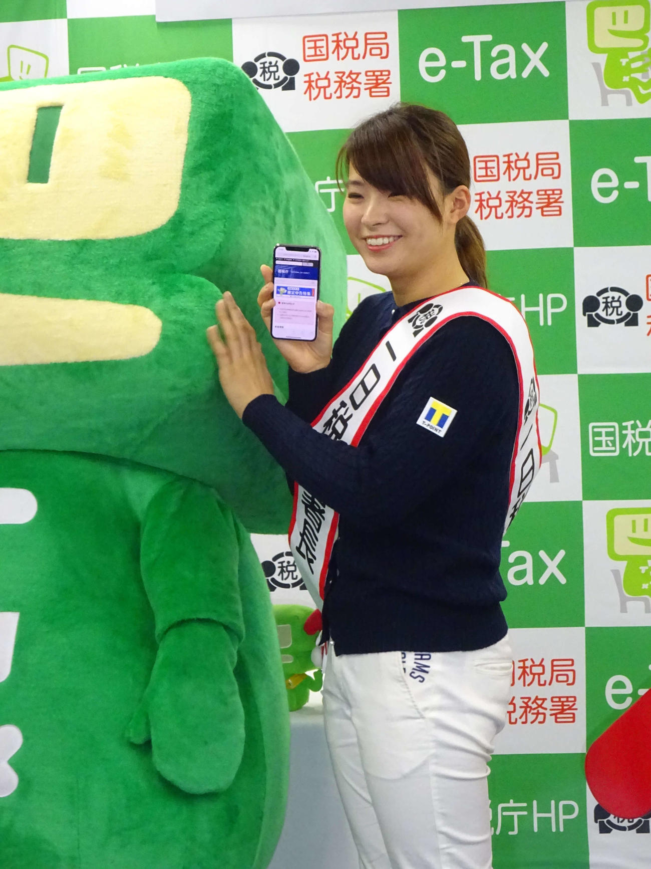 故郷の岡山で一日税務署長を務めた渋野日向子。ゆるキャラ「イータ君」の肌触りを確かめ、笑顔を見せる（撮影・加藤裕一）