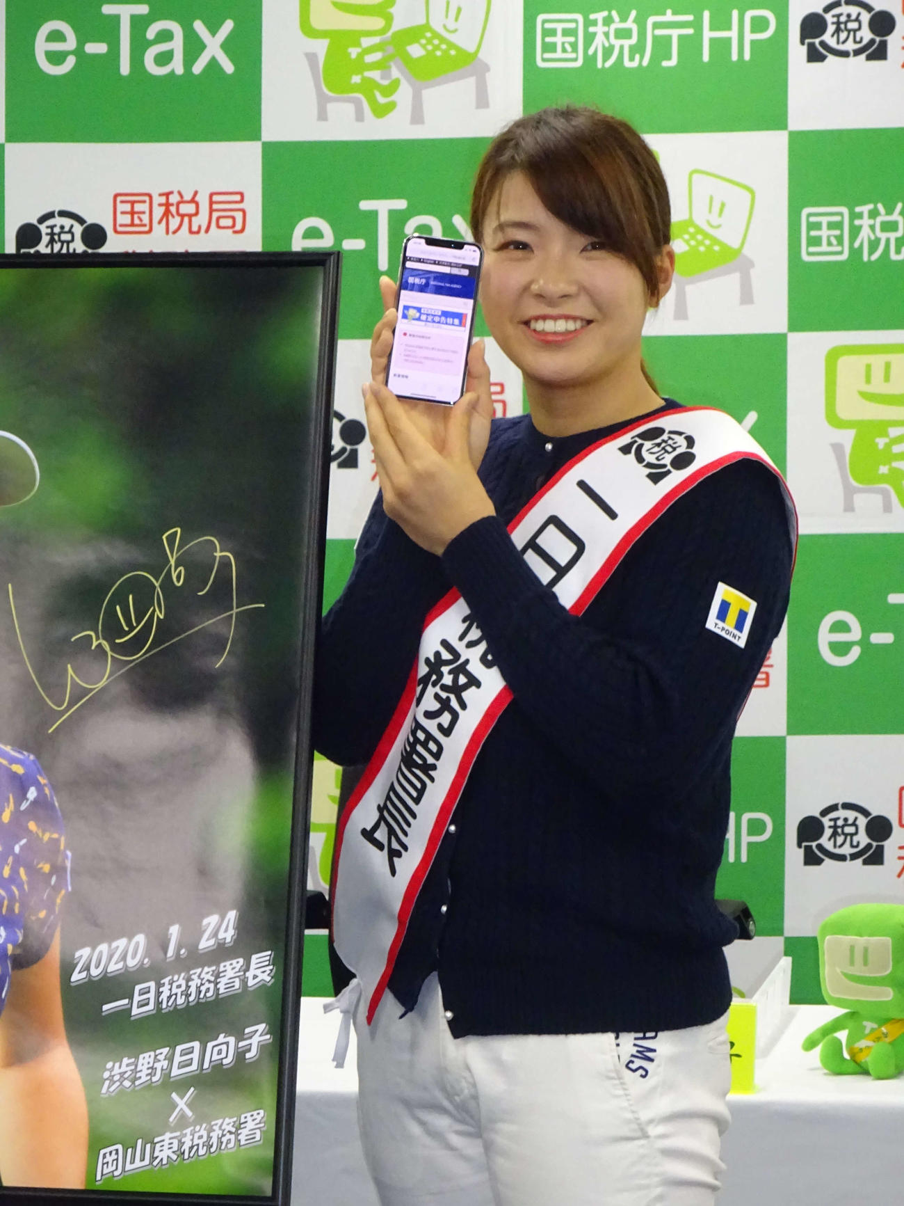故郷の岡山で一日税務署長を務めた渋野日向子（撮影・加藤裕一）