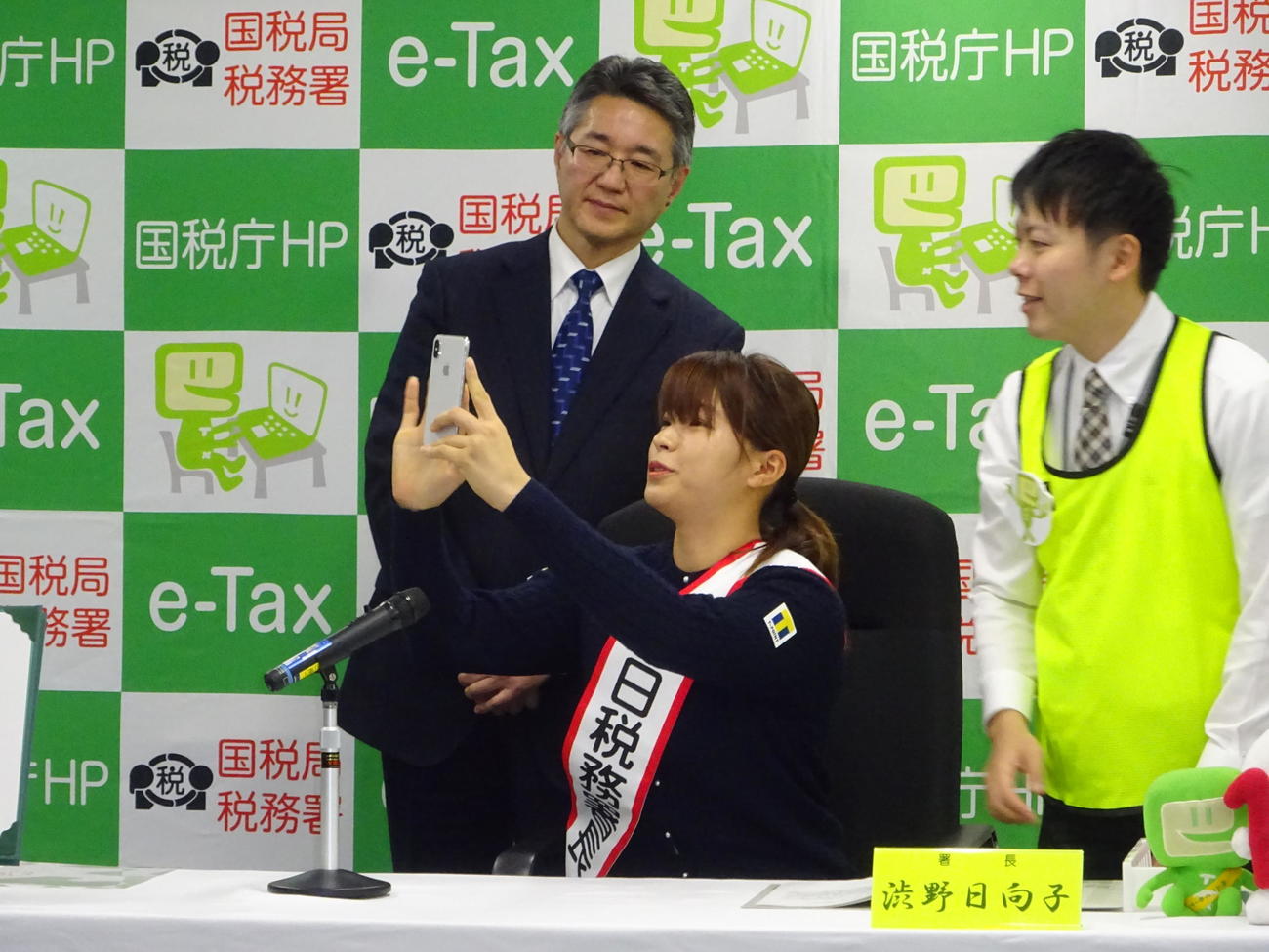 故郷の岡山で一日税務署長を務めた渋野日向子。スマホを使った模擬申告に挑戦する（撮影・加藤裕一）