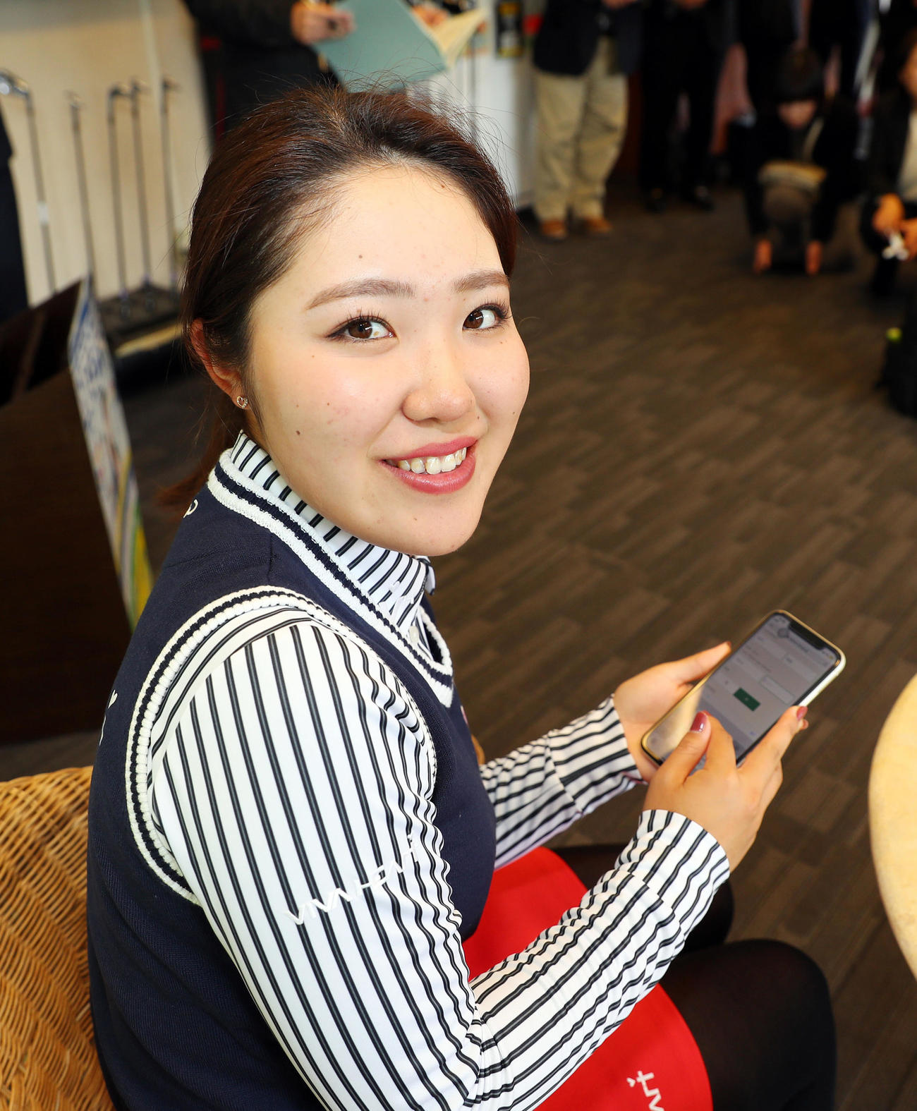 自身のスマホを使いe－Taxの確定申告体験を行う古江（撮影・前田充）