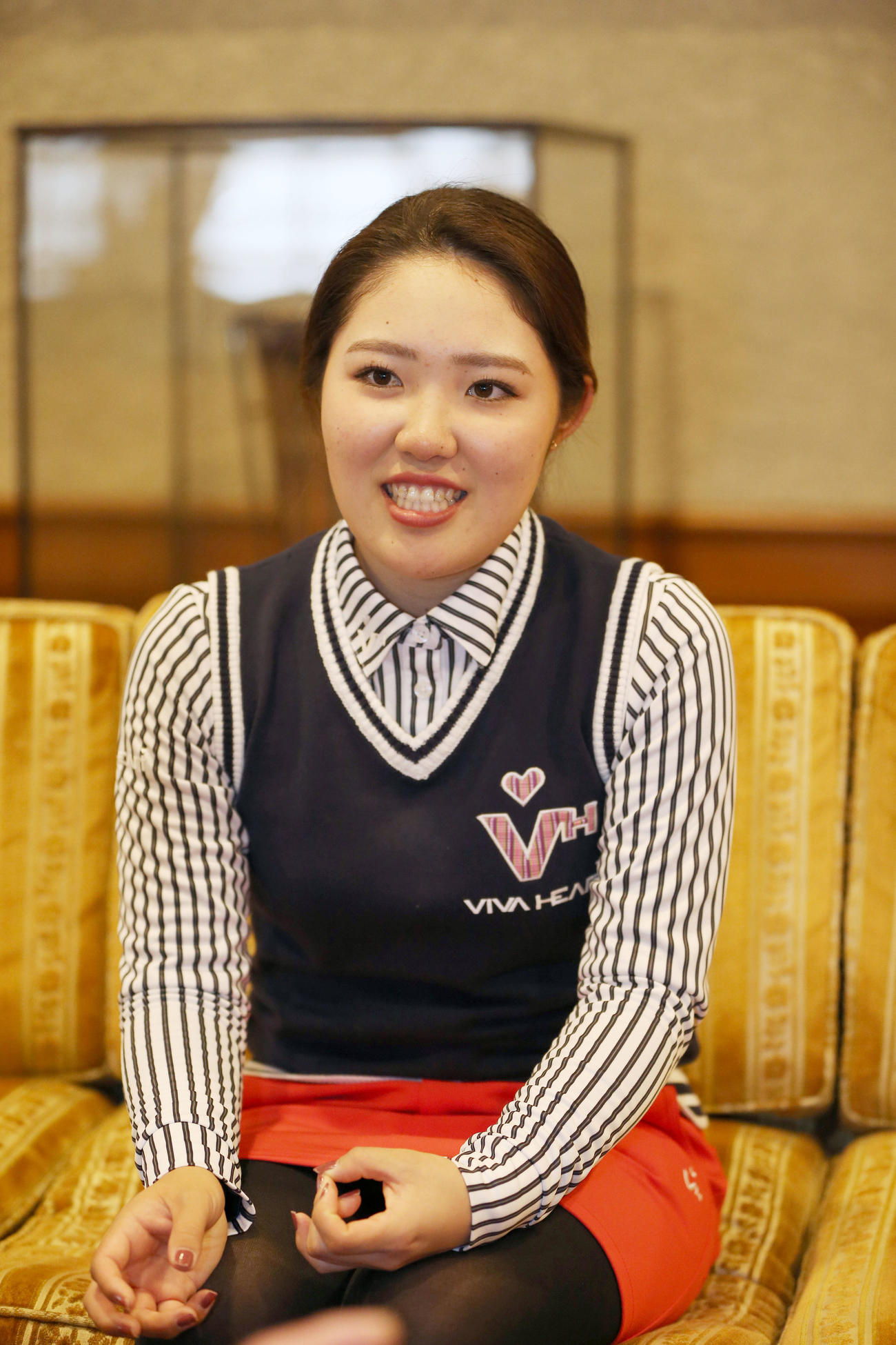 笑顔でインタビューに答える古江彩佳（撮影・前田充）