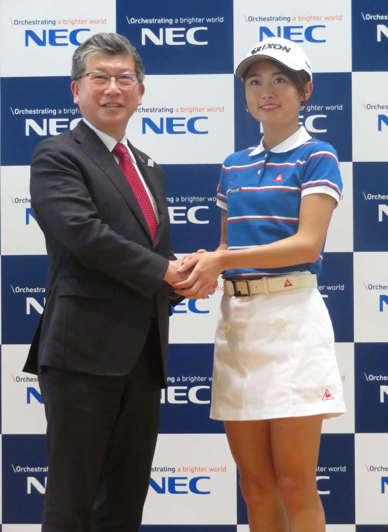 NECとの所属契約を発表した安田祐香（右）。左はNEC執行役員常務の中俣氏