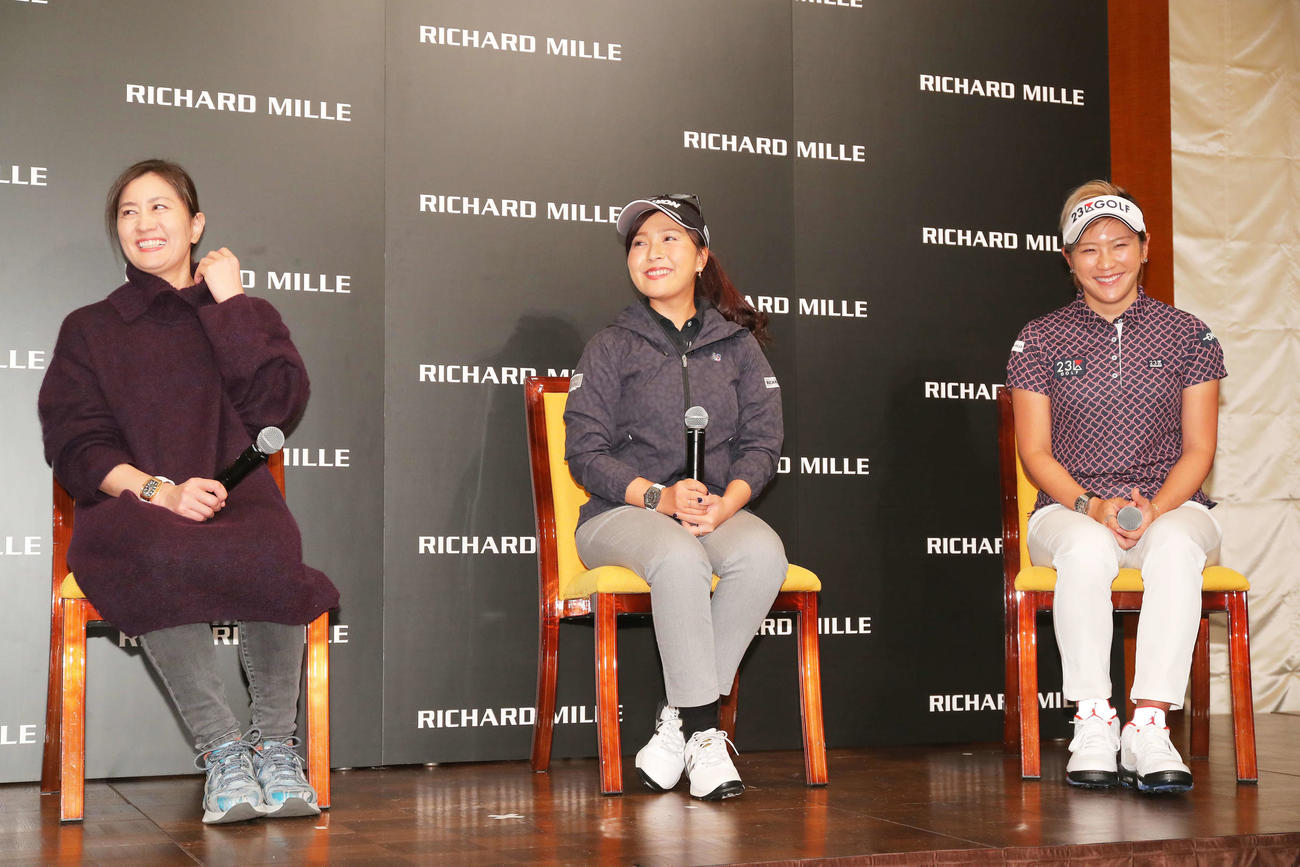 トークショーに臨む、左からプロスノーボーダーの竹内、青木、成田（撮影・河田真司）