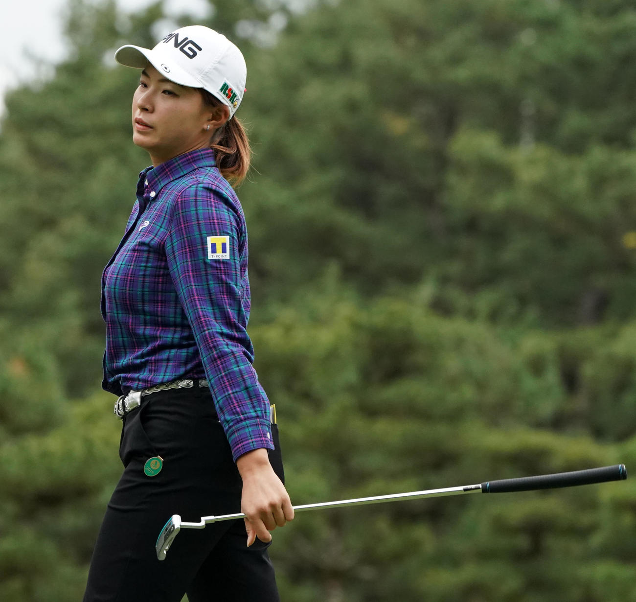 LPGAツアー選手権リコー杯で、パットを外し肩を落とす渋野日向子（19年11月28日撮影）