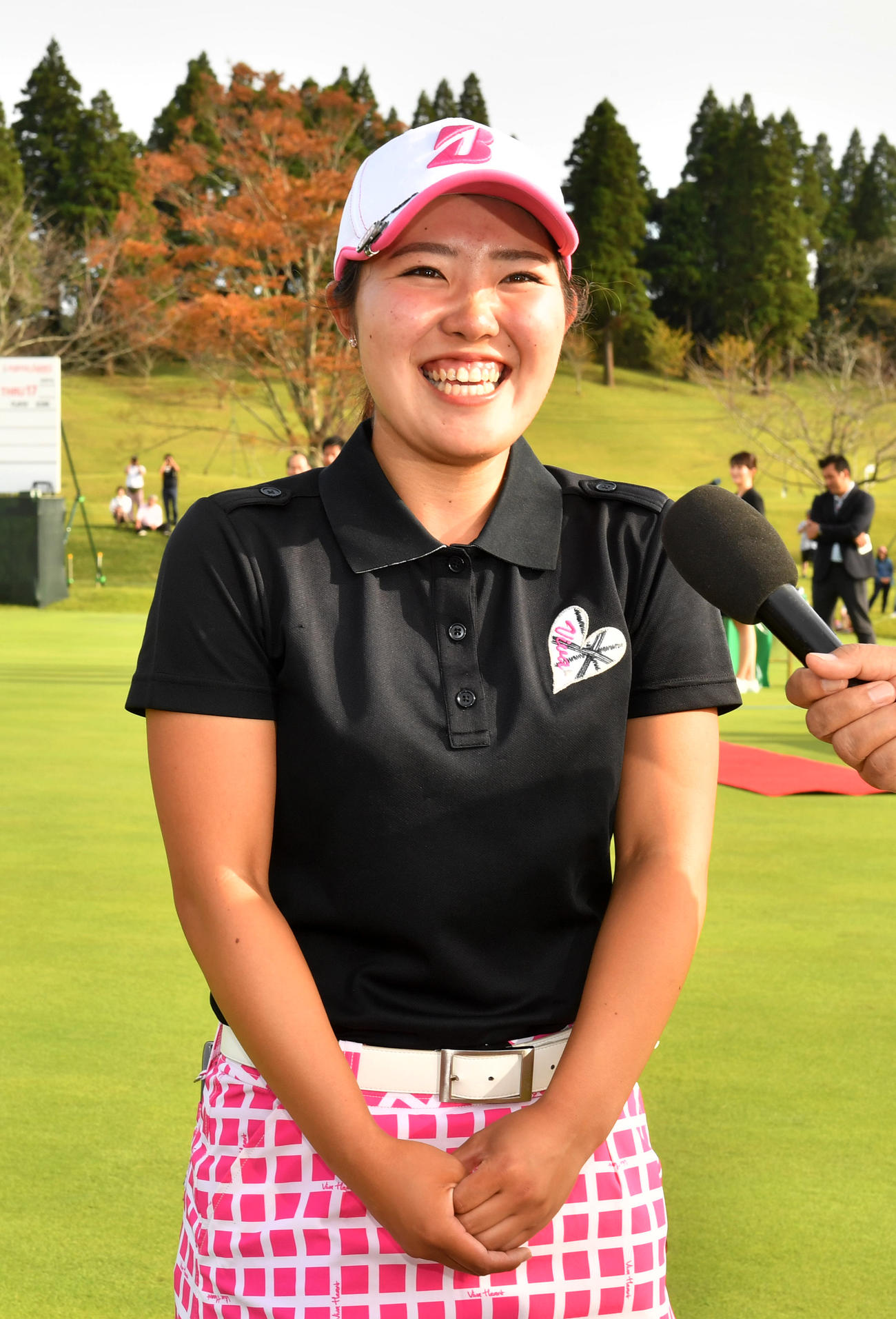 19年10月、富士通レディースで優勝インタビューを受ける古江彩佳