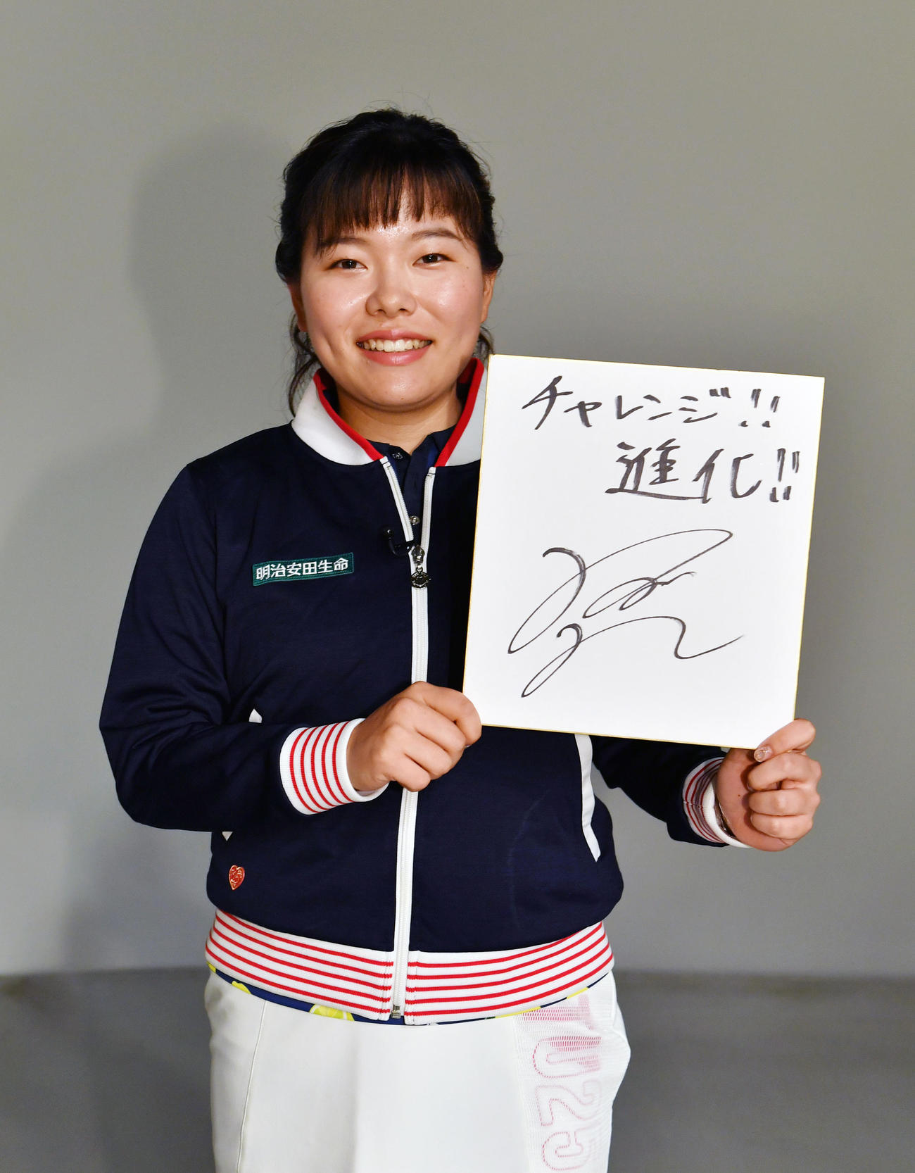 開幕戦に向けて決意を書いた勝みなみ（撮影・柴田隆二）