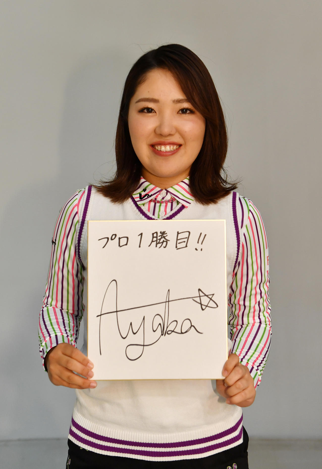開幕戦に向けて決意を書いた古江彩佳（撮影・柴田隆二）