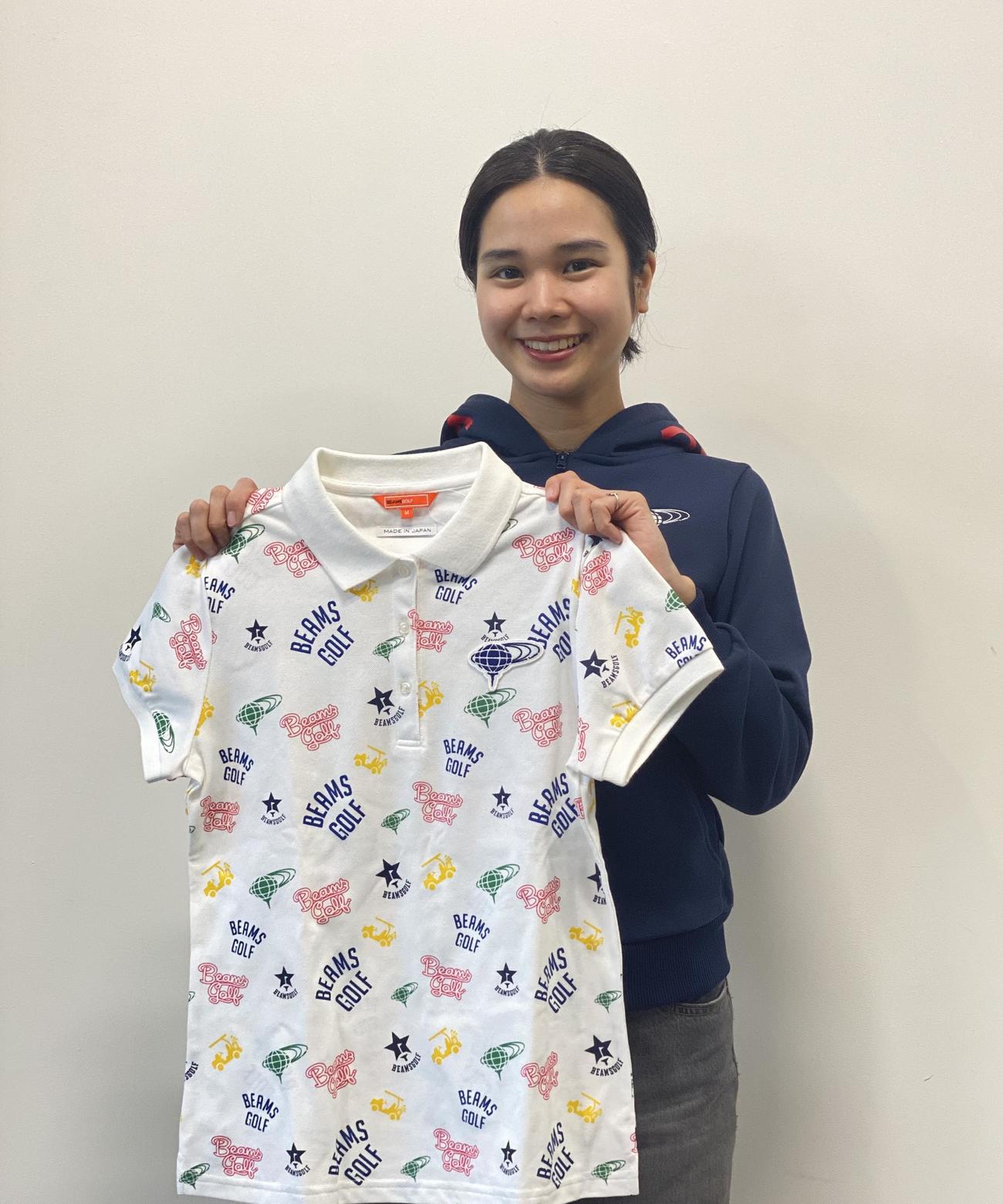 渋野がAIG全英女子オープン最終日で着用したウエアを手に、笑顔を見せるビームスの上田実生子さん（ビームス提供）