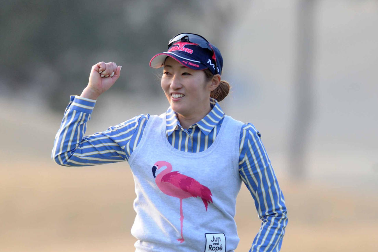 プレーオフ6ホール目にバーディーを奪い、優勝を決めガッツポーズする飯島（2015年3月22日撮影）
