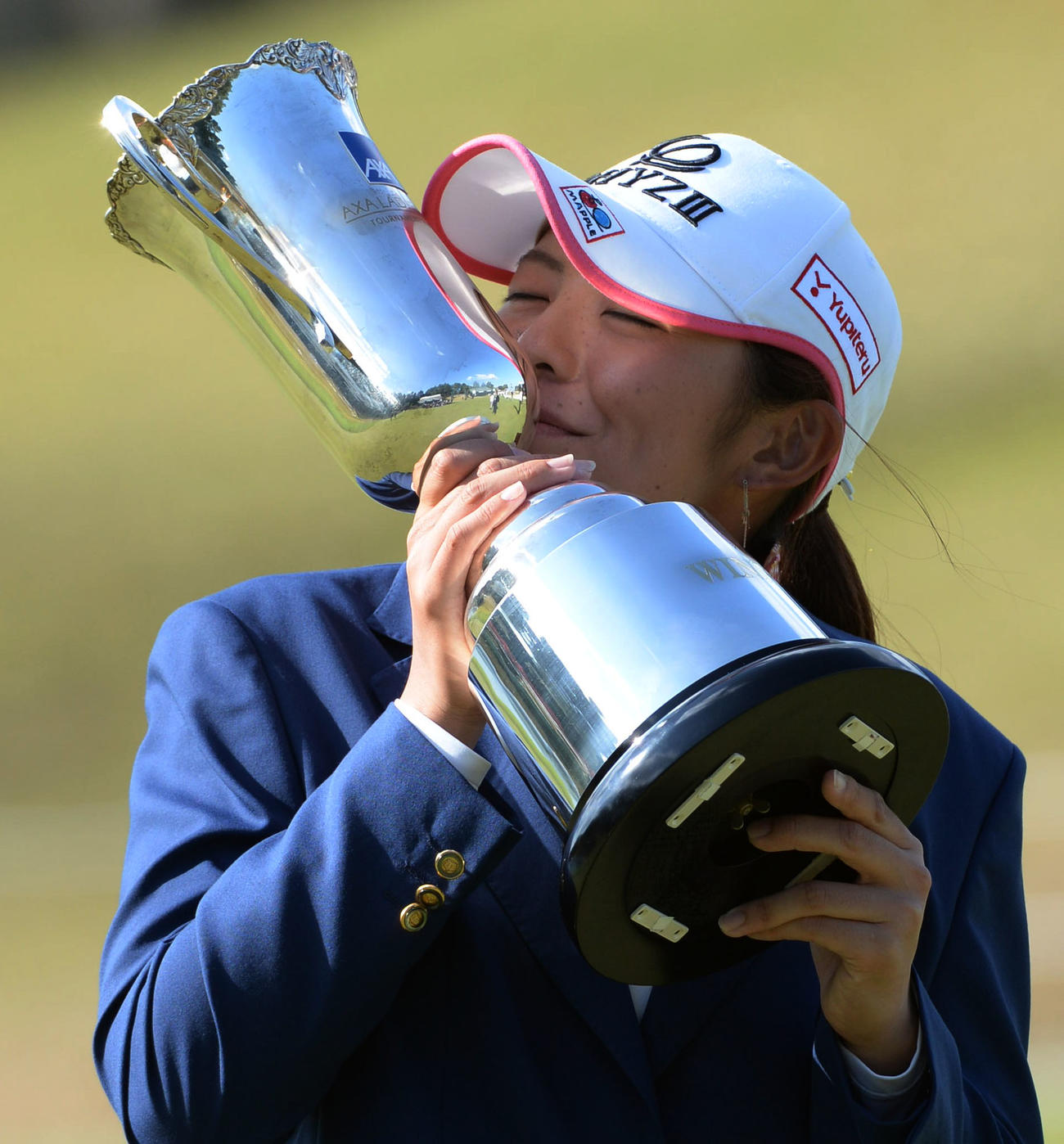 2014年3月30日　アクサ・レディースで逆転優勝を飾りカップにキスをする渡辺彩香