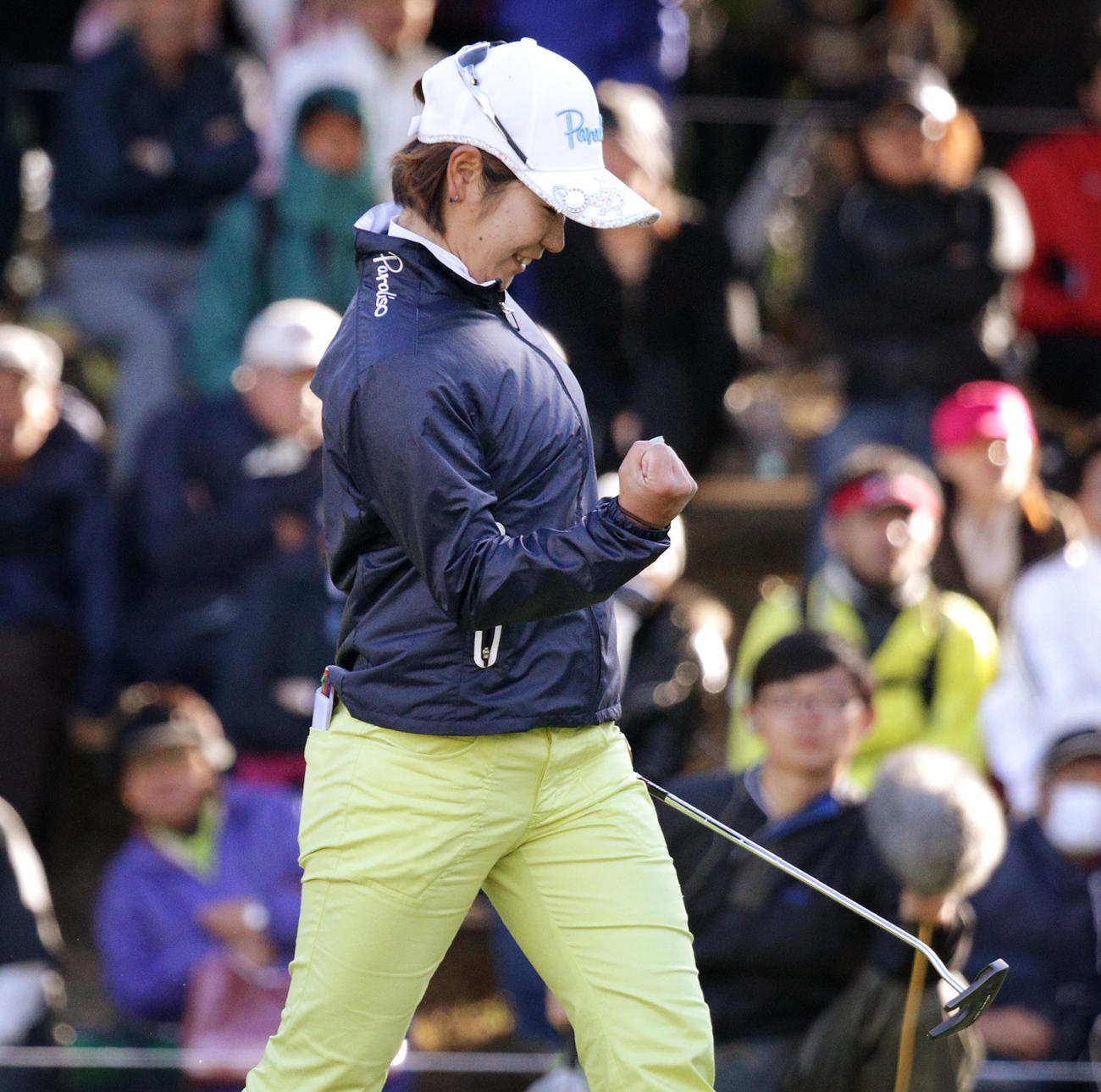 13年4月7日ヤマハ・レディース葛城最終日、プレーオフ2ホール目、バーディーで優勝を決めガッツポーズする比嘉