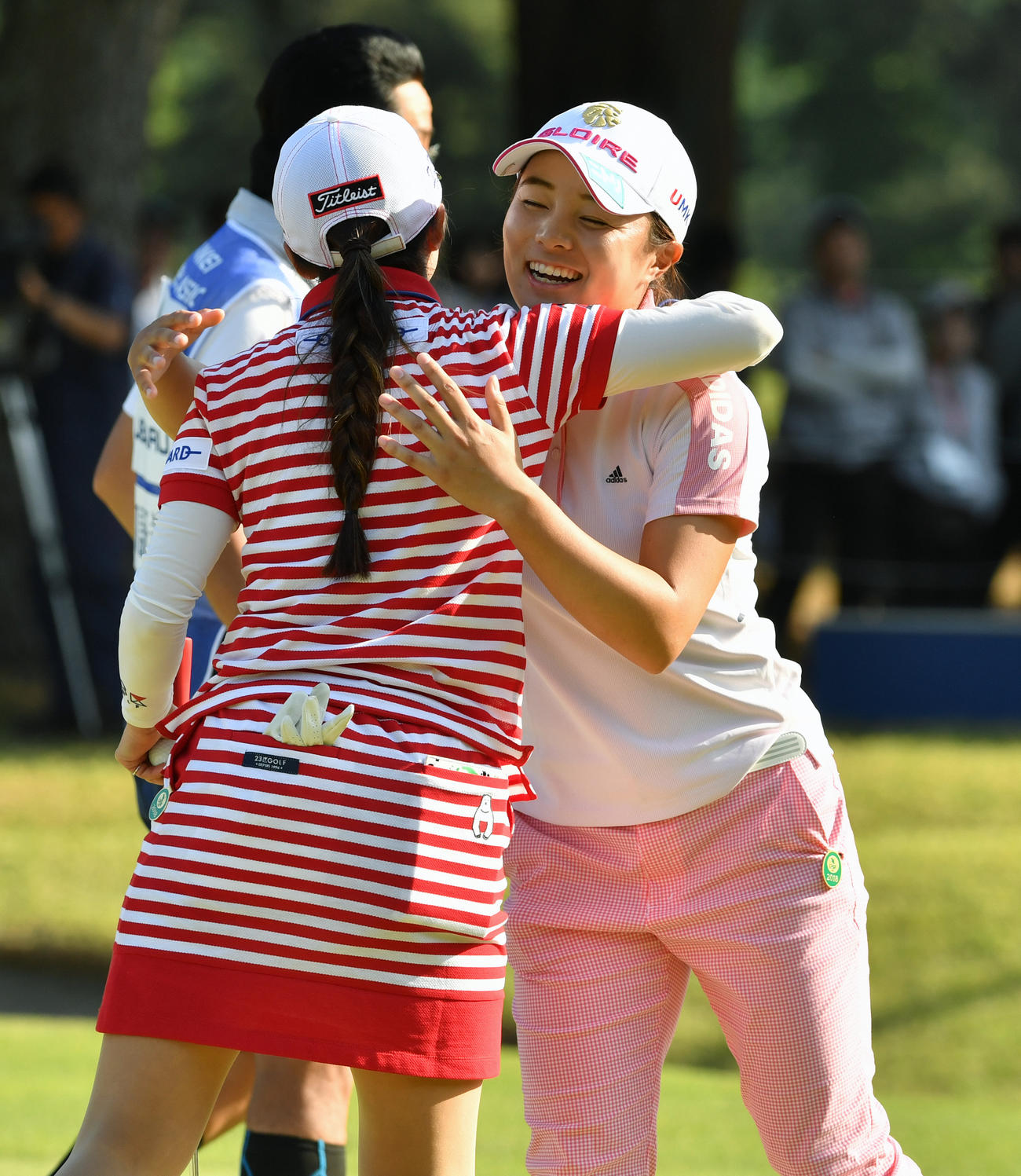 フジサンケイ・レディース　最終日　プレーオフで、プロ初優勝の永峰咲希（右）は菊地絵理香と抱き合う（2018年4月22日撮影）
