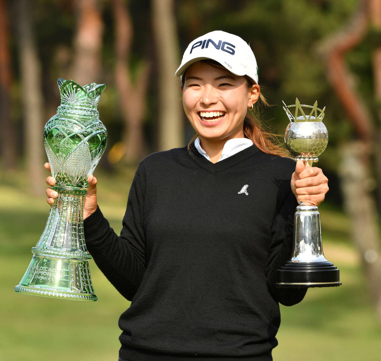 19年5月12日ワールド・サロンパス・カップ　最終日、笑顔で優勝杯を掲げる渋野日向子