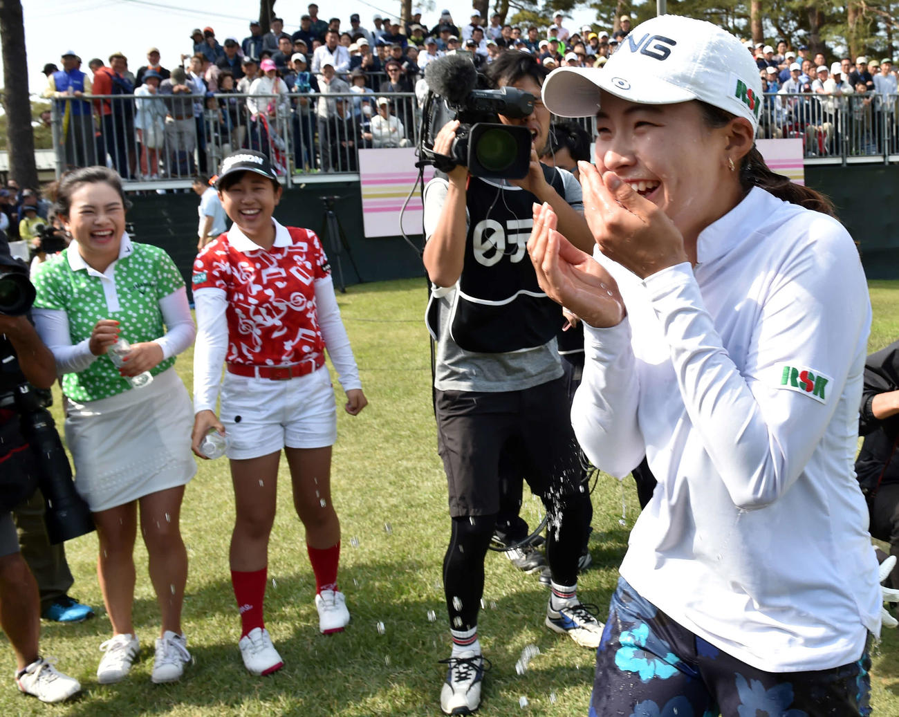 19年5月12日、ワールド・サロンパス・カップで優勝した渋野日向子（右）に水をかける河本結（左）。左から2人目は菅沼菜々