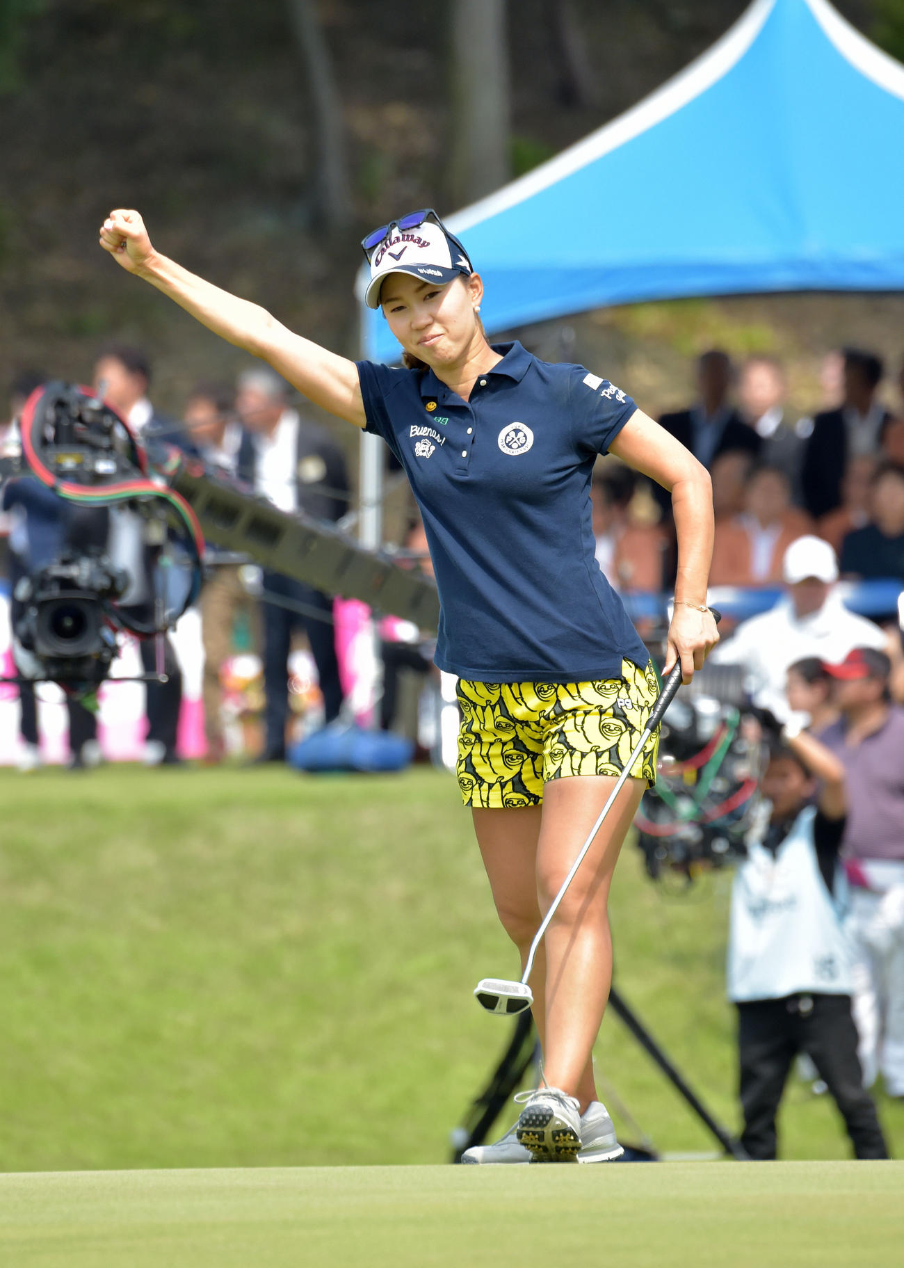 最終18番ホール見事なバーディーを決め通算16アンダーで優勝した上田桃子（2017年5月21日撮影）