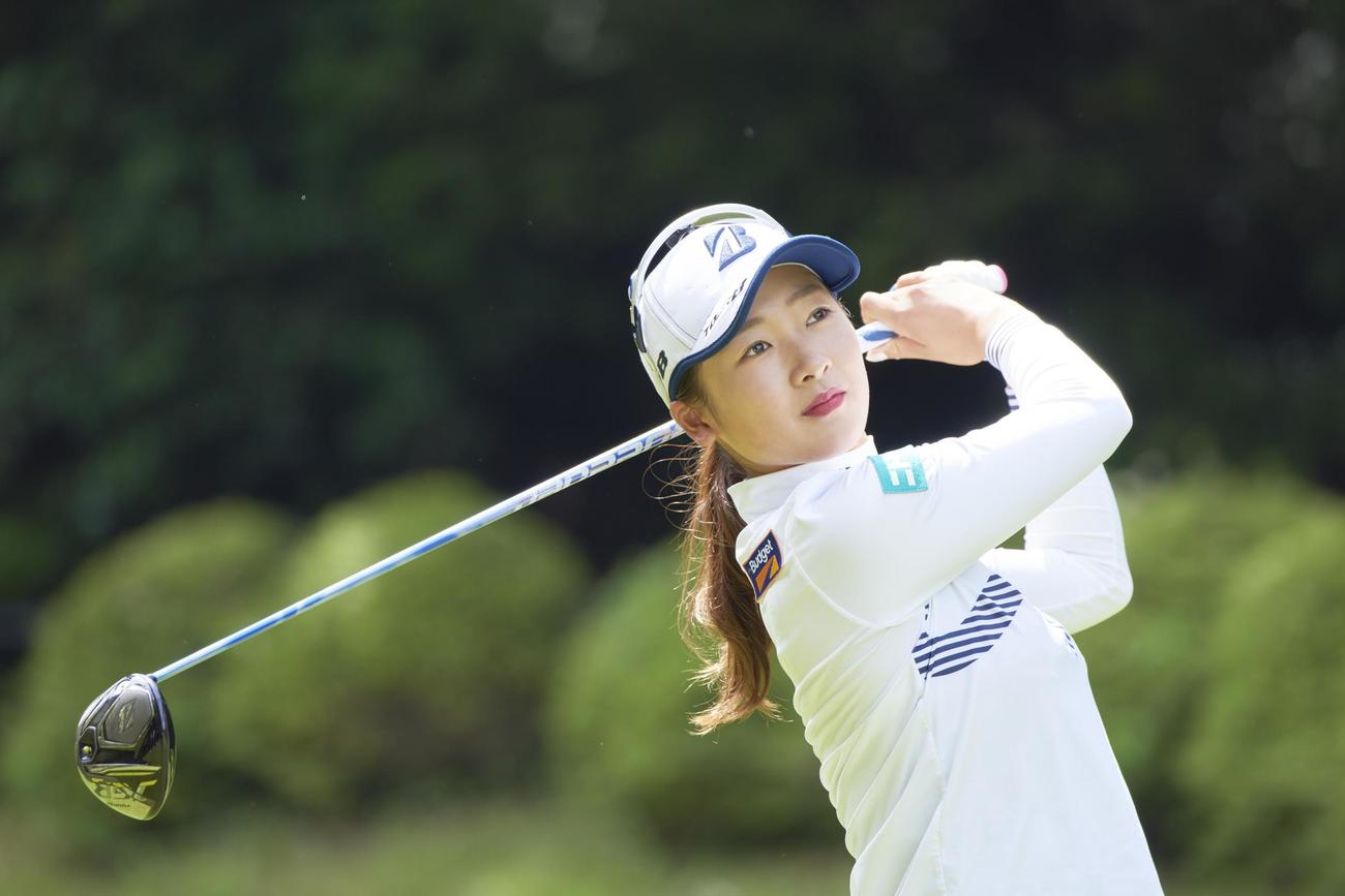 ツアーB　JGRでドライバーショットを放つ松田鈴英（ブリヂストンスポーツ提供）