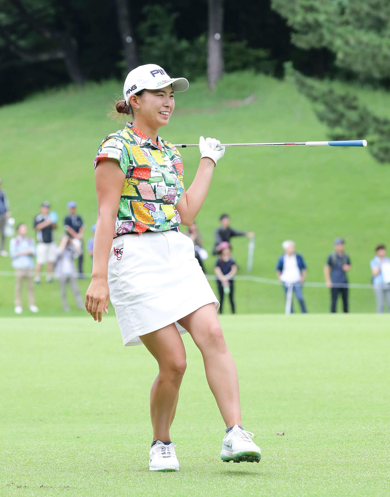 資生堂アネッサ・レディース　第3日　16番、第3打で惜しくもイーグルとならず、笑みを見せる渋野日向子。このホールをバーディーとした（2019年7月6日撮影）
