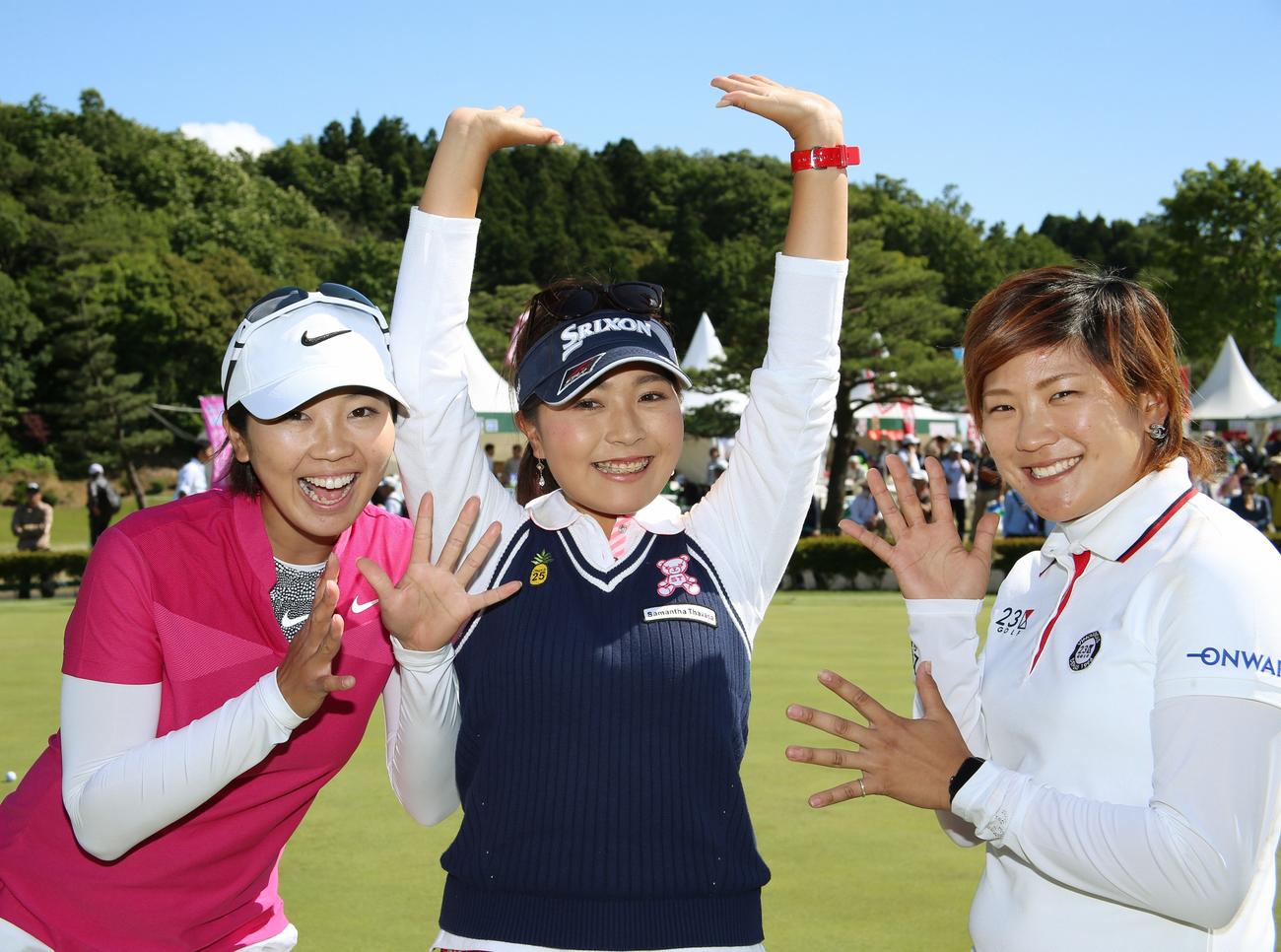 ヨネックス・レディース　最終日　同学年の葭葉ルミ（左）、成田美寿々（右）から初優勝を祝福される青木瀬令奈（2017年6月4日撮影）