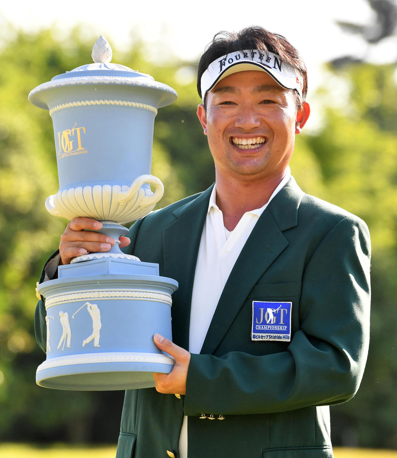 2018年6月3日、優勝カップを掲げる市原弘大（撮影・柴田隆二）