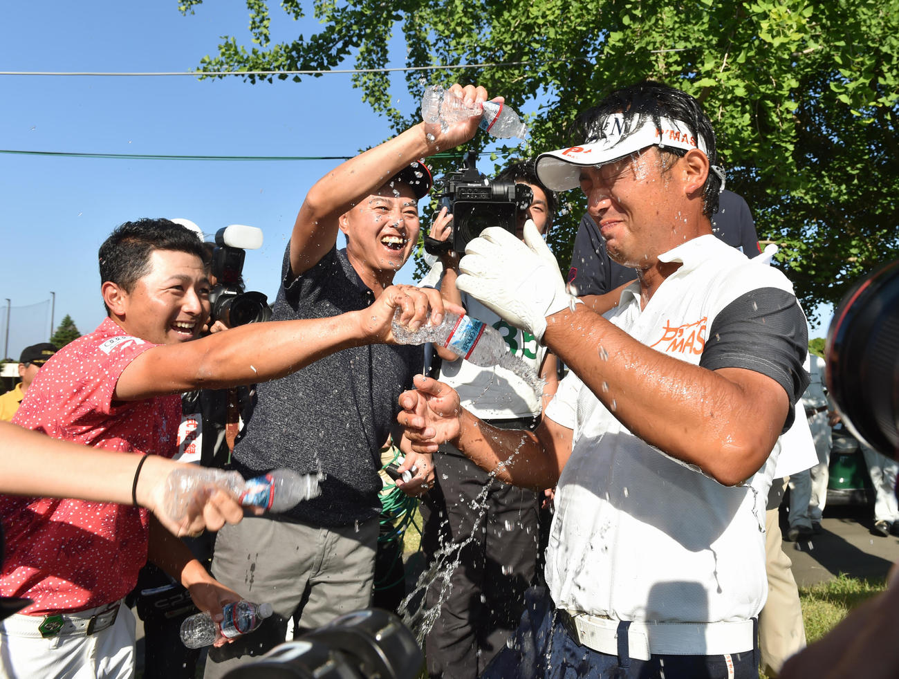 2018年6月3日、優勝した市原弘大（右）は片岡大育（左）と谷口徹から水で祝福される（撮影・柴田隆二）