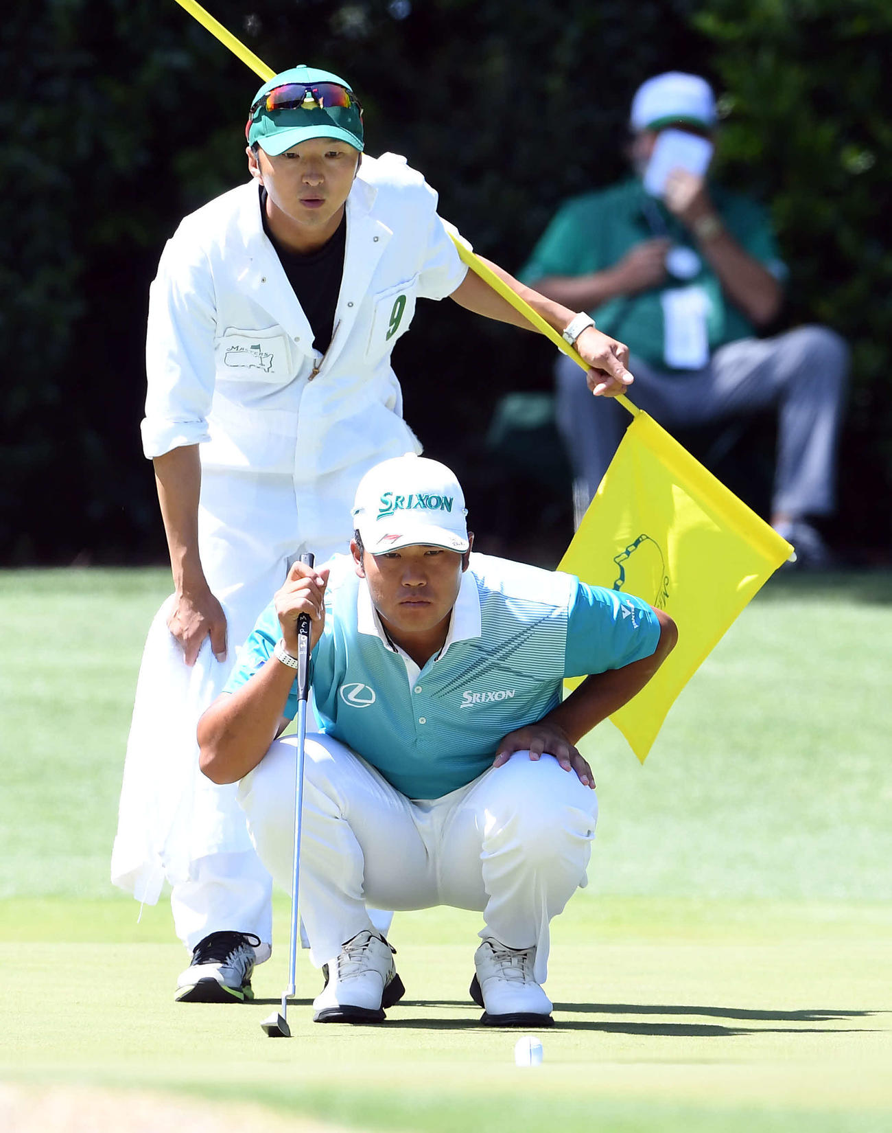 17年4月、松山英樹（下）と進藤大典キャディー