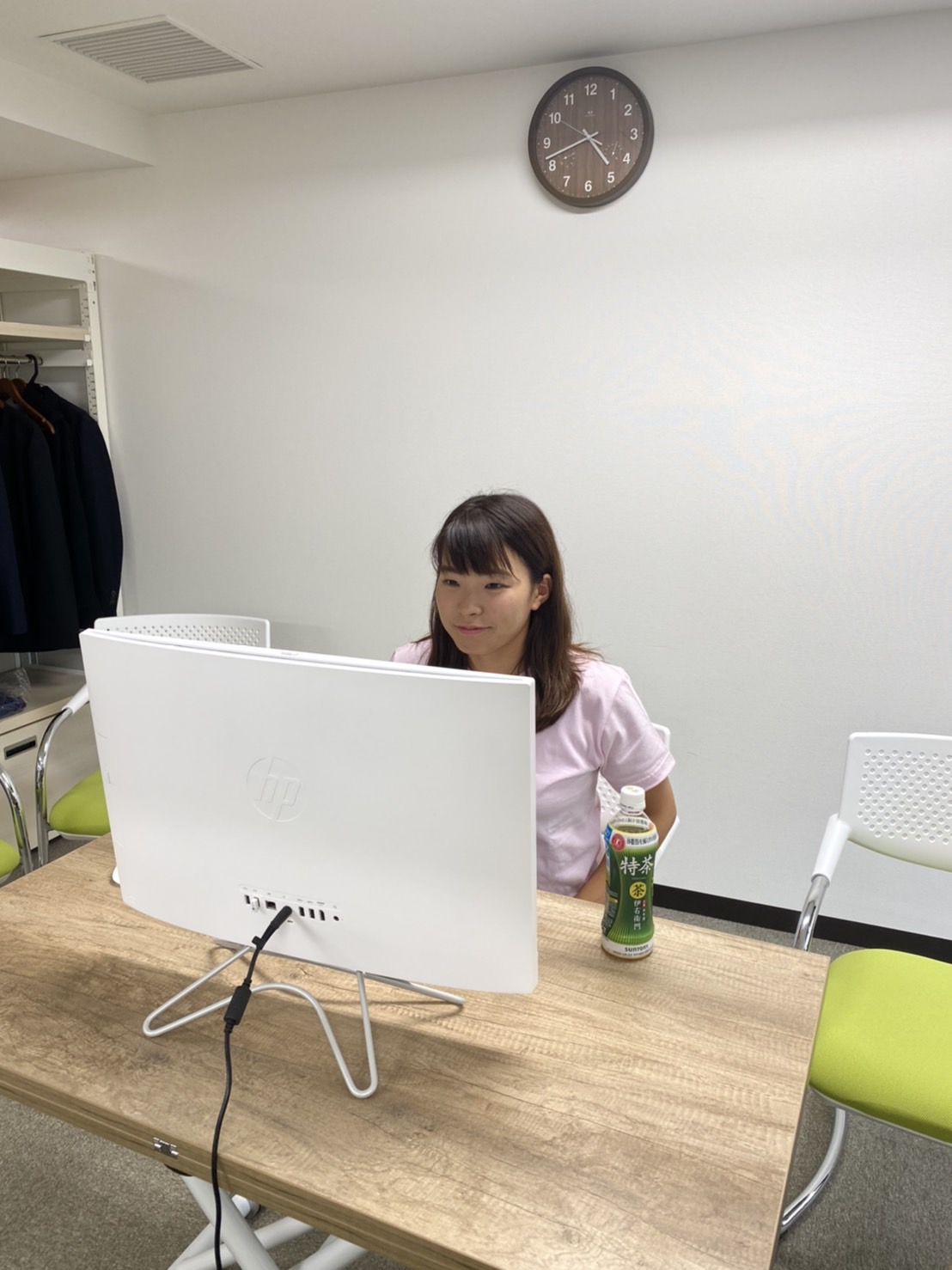 オンライン会見で画面を見る渋野日向子（事務所提供）