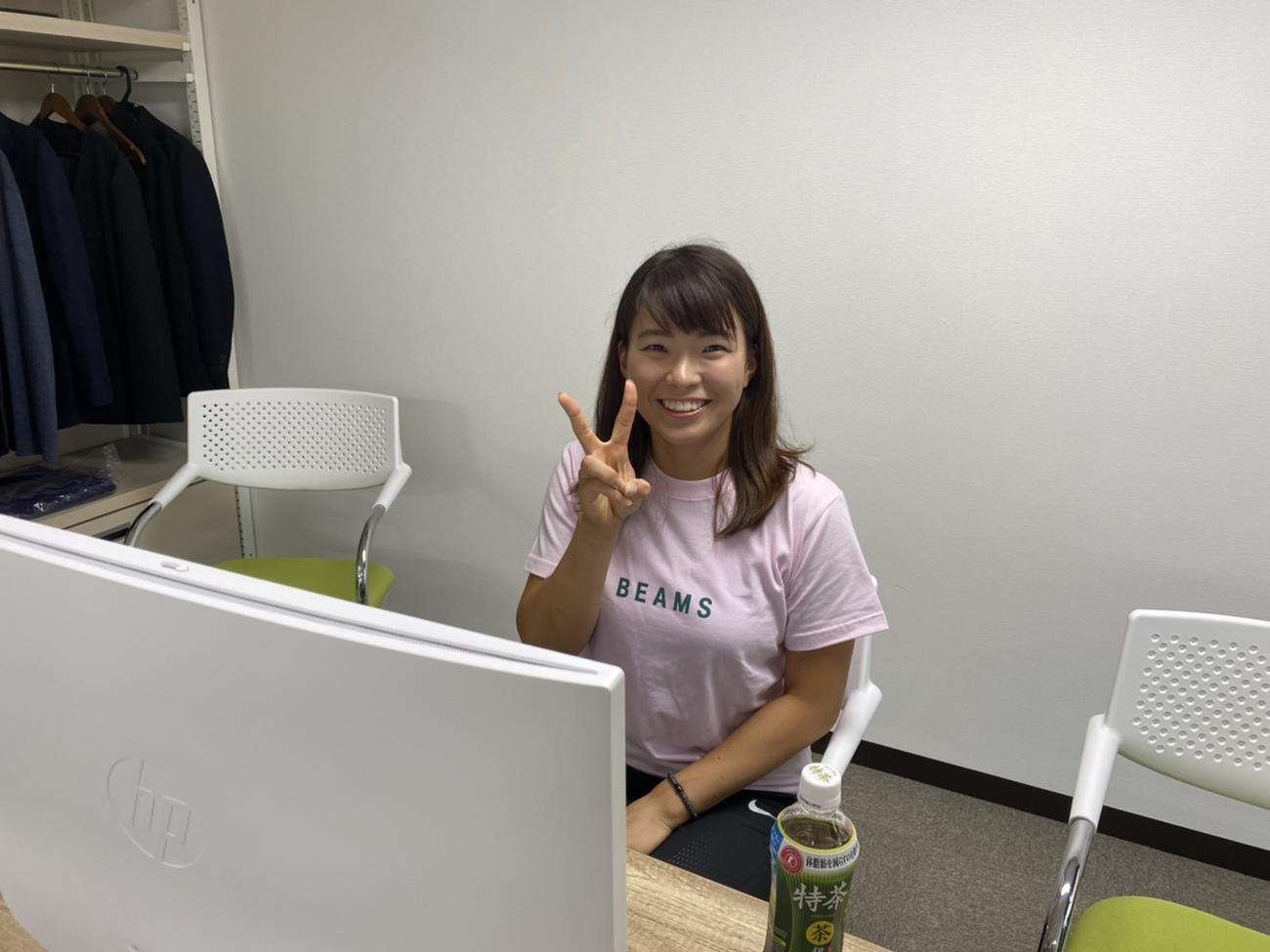 オンライン会見でピースサインをみせる渋野日向子（事務所提供）