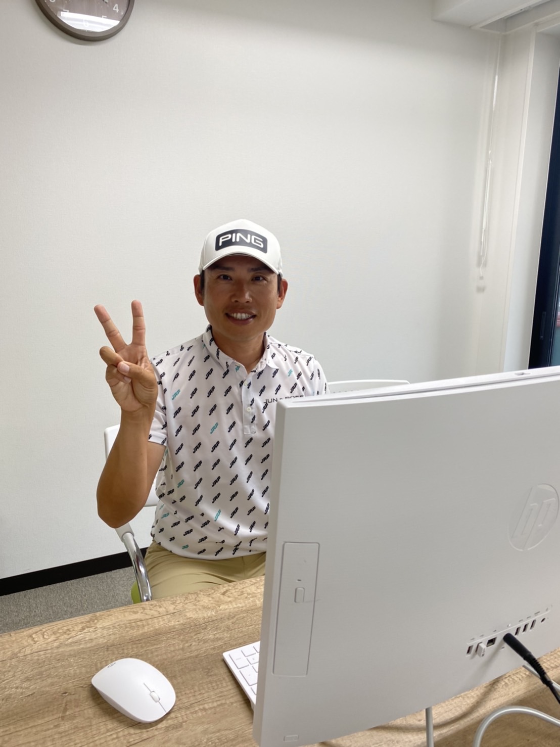 オンライン会見を行った青木コーチ（事務所提供）