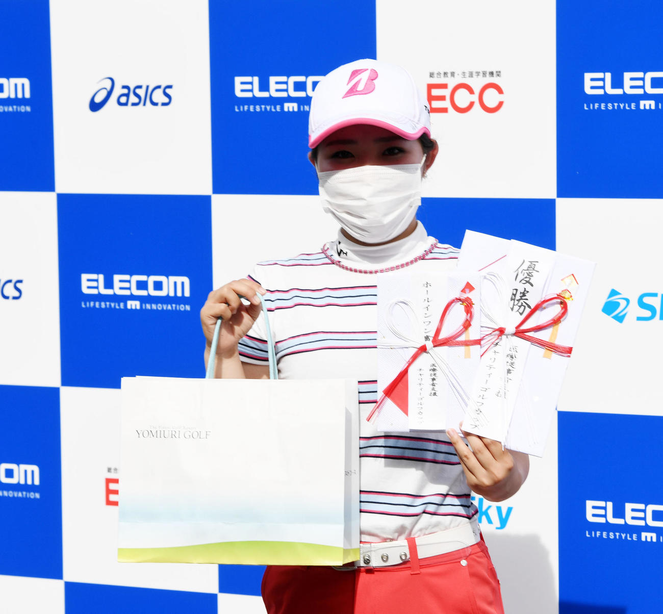 優勝とホールインワンの賞金目録を手にする古江（撮影・前岡正明）