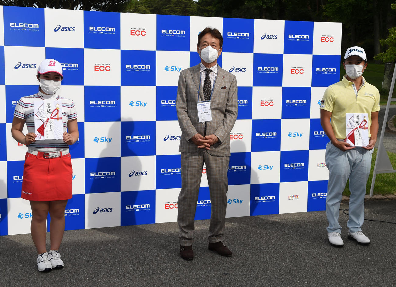 当別協賛エレコムの葉田社長（中央）と記念撮影に納まる女子優勝の古江（左）と男子優勝の香妻（撮影・前岡正明）