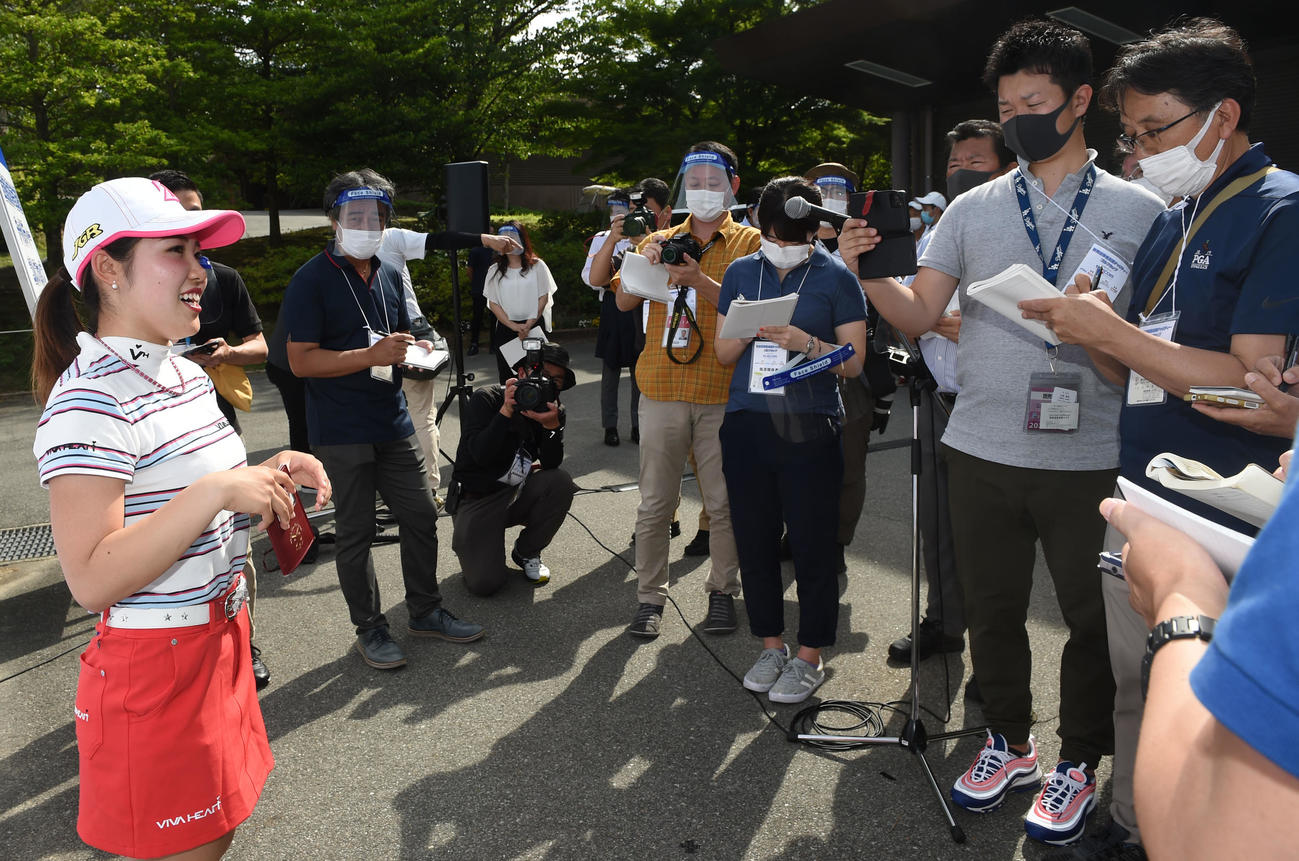 ソーシャルディスタンスで記者の質問に答える女子優勝の古江（撮影・前岡正明）