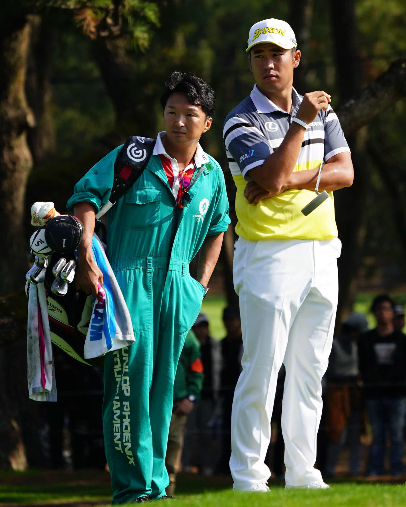 18年11月、松山英樹（右）と進藤キャディー