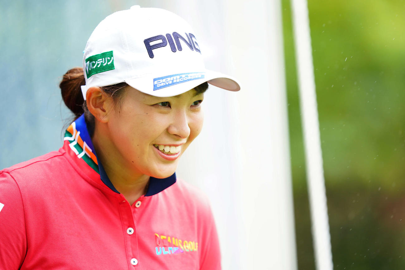 スタート前、1番で笑顔を見せる渋野（Getty　Images／JLPGA提供）