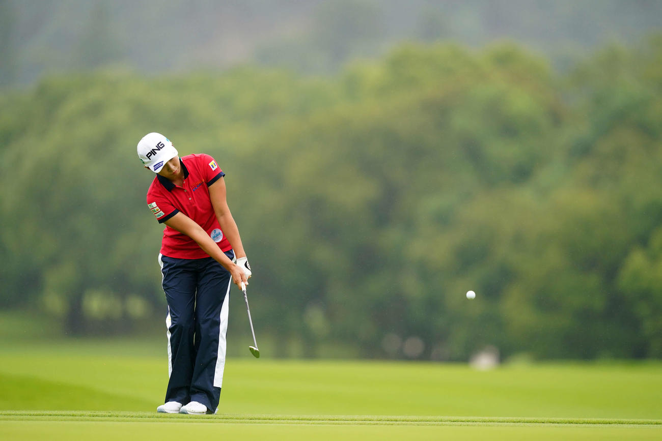 6番でグリーンに寄せる渋野（Getty　Images／JLPGA提供）