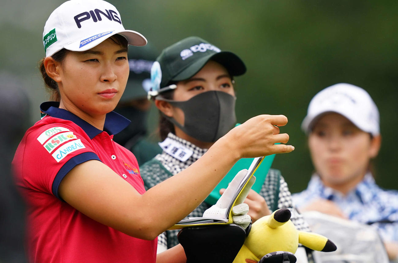 9番、ティーショットの準備をする渋野（Getty　Images／JLPGA提供）