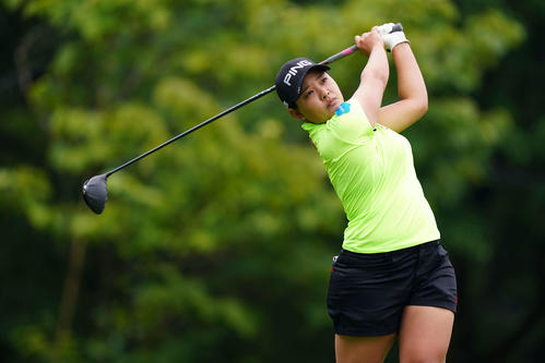 1番、ティーショットを放つ鈴木(Getty Images/JLPGA提供)