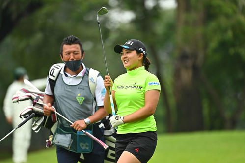 13番、2打目を放ち笑顔を見せる鈴木(右)(Getty Images/JLPGA提供)