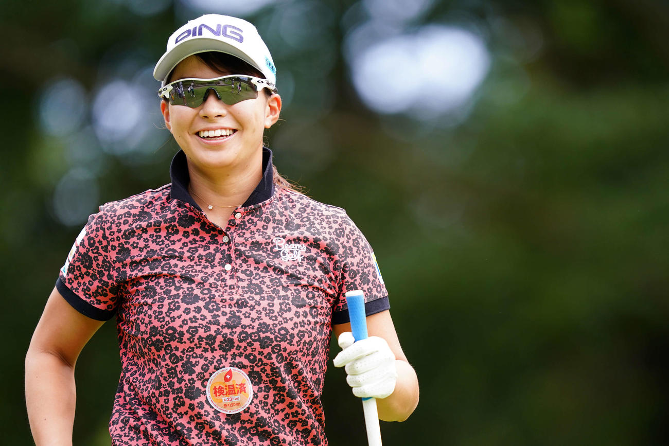 練習ラウンドに臨む渋野日向子。検温済のシールが貼れていた（Getty　Images／JLPGA提供）
