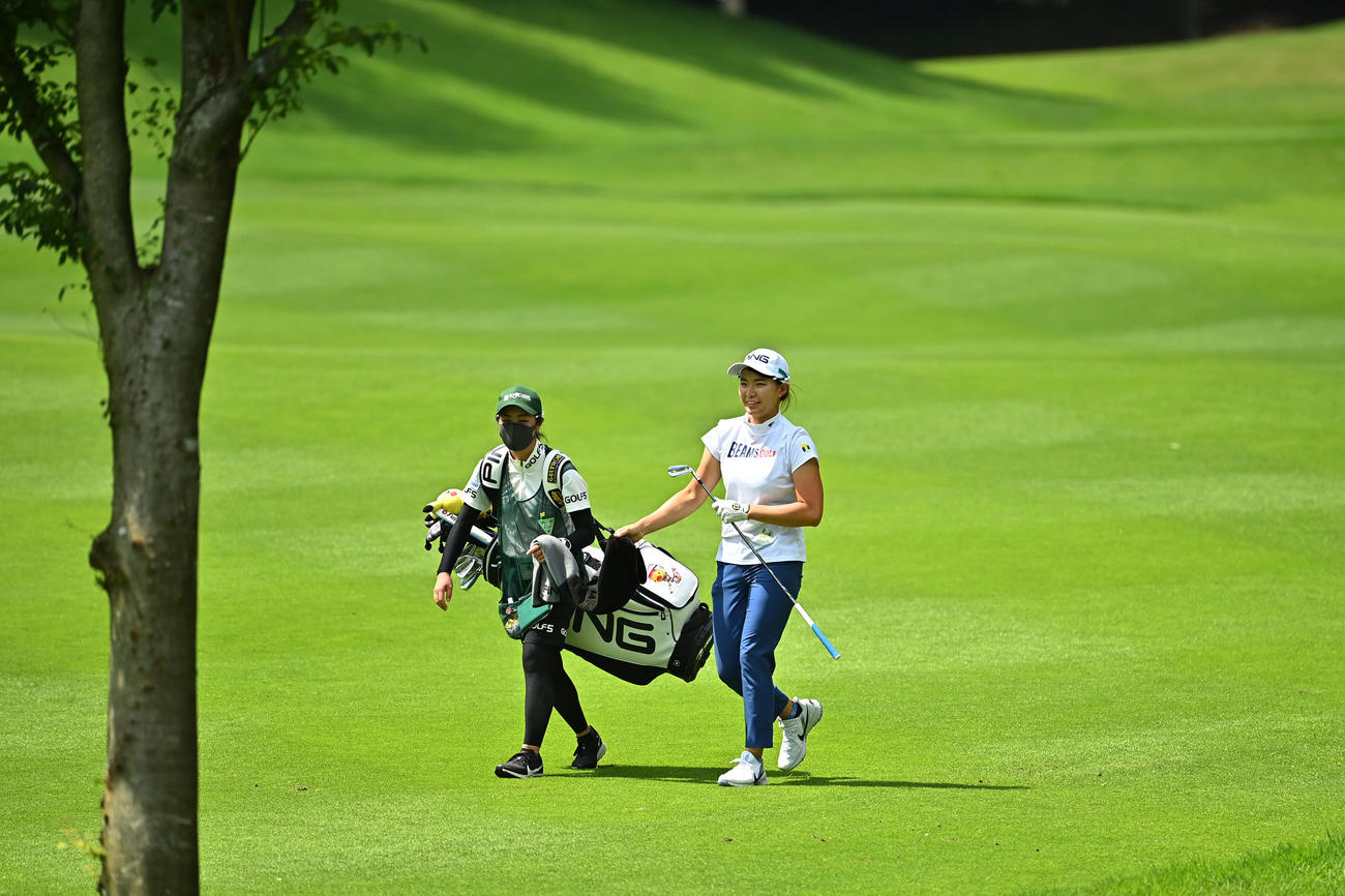 16番、フェアウエーを歩く渋野（Getty　Images／JLPGA提供）