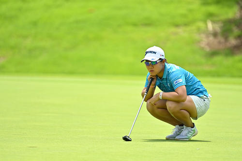 16番、パットのラインを読む畑岡（Getty　Images／JLPGA提供）
