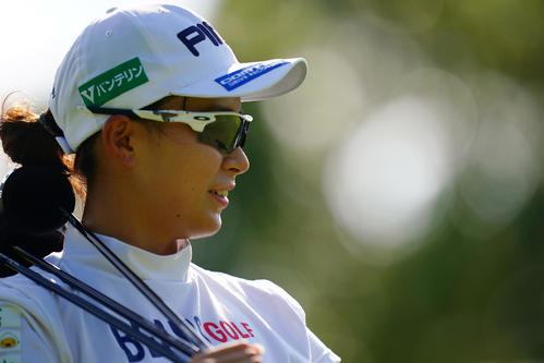 6番、ラウンドする渋野（Getty　Images／JLPGA提供）