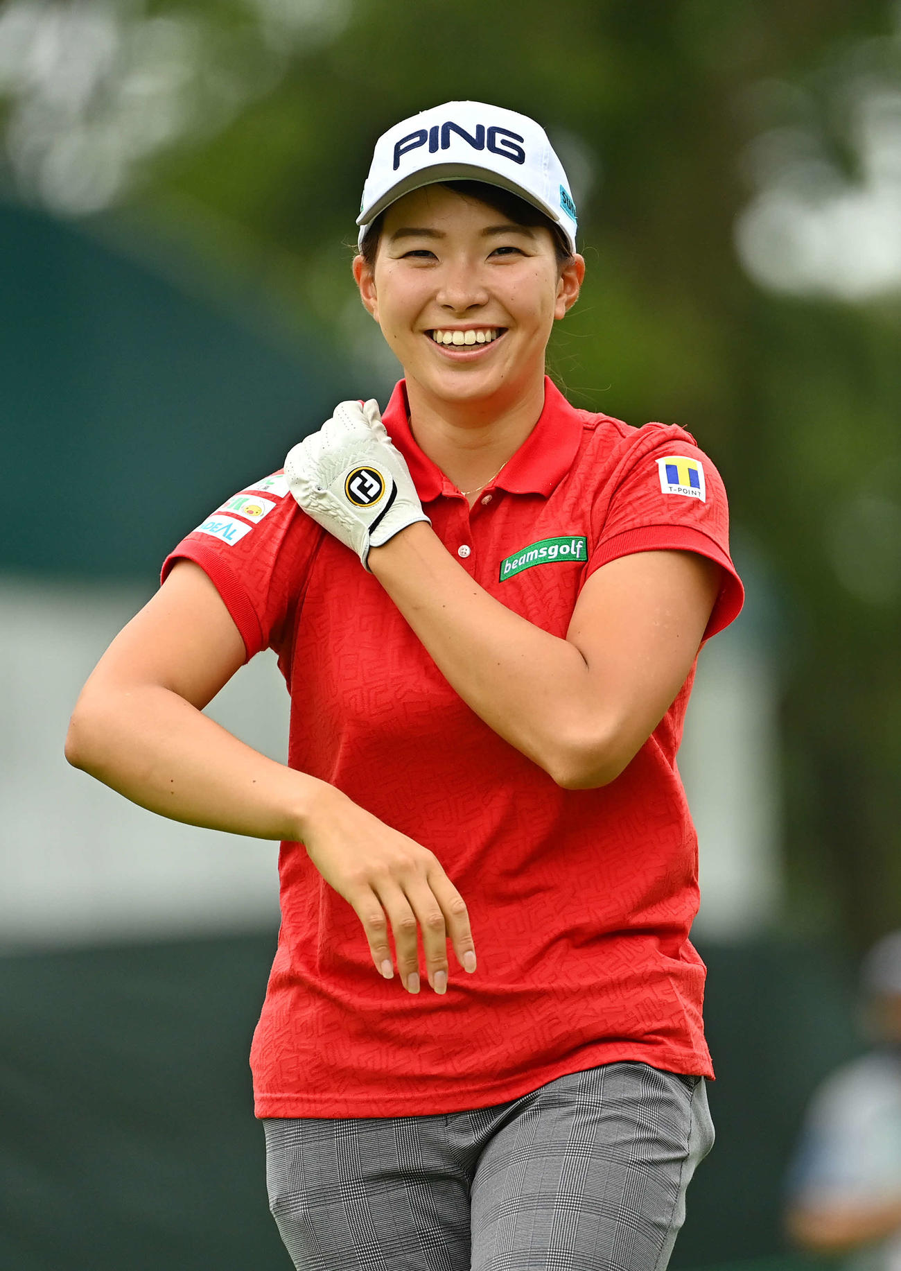 練習ラウンドの17番で笑顔を見せる渋野（Getty　Images／JLPGA提供）