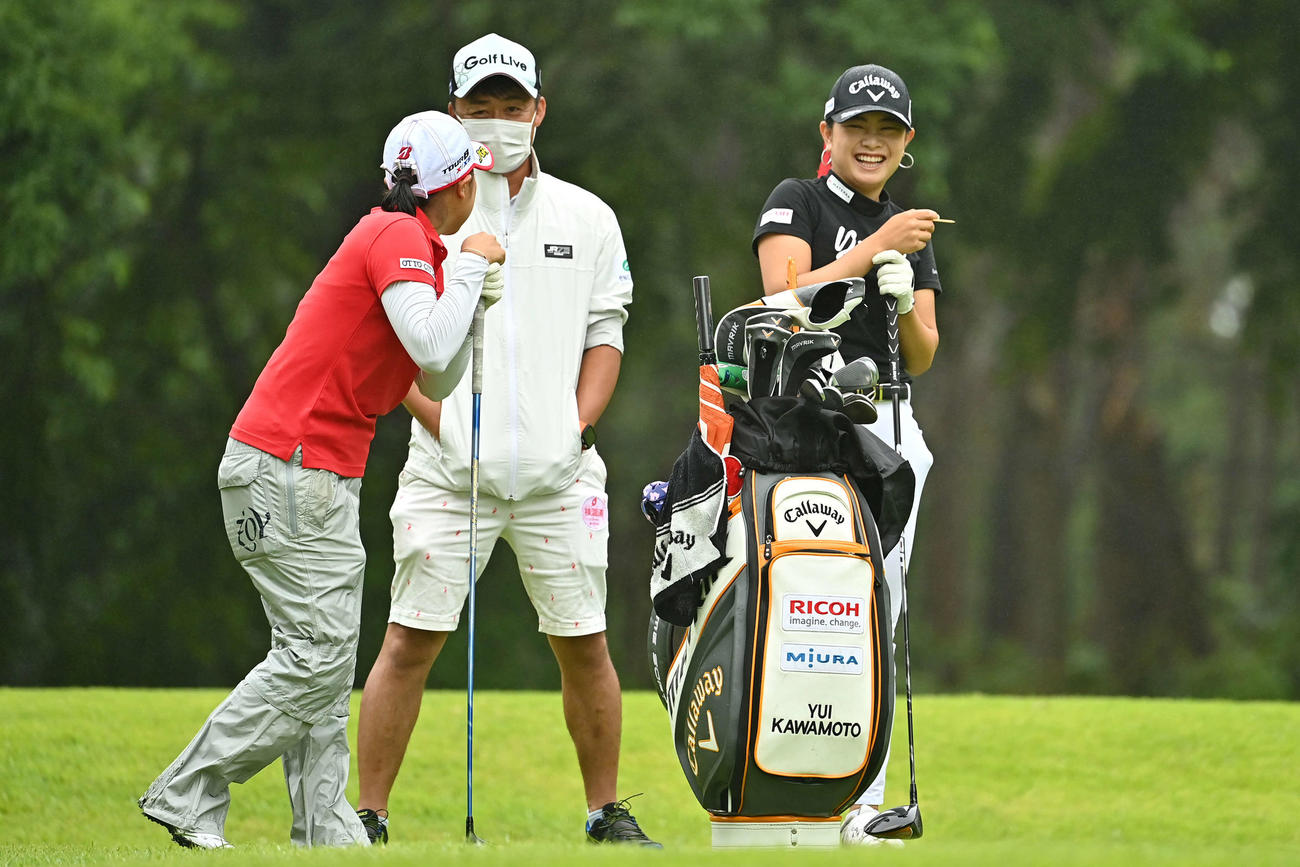 練習ラウンドの11番で高木（左）と話し笑顔を見せる河本（右）（Getty　Images／JLPGA提供）