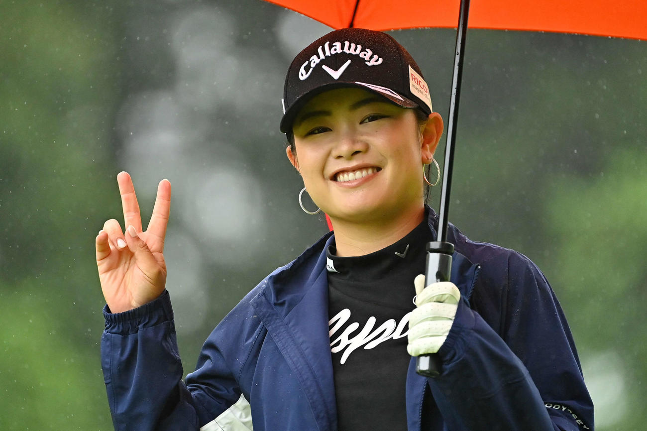 練習ラウンドの10番でピースサインを見せる河本（Getty　Images／JLPGA提供）