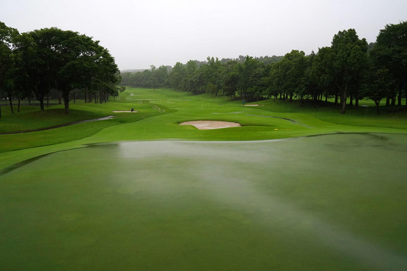 降雨によるコースコンディション不良のため、スタートが遅れる。写真は18番（Getty　Images／JLPGA提供）