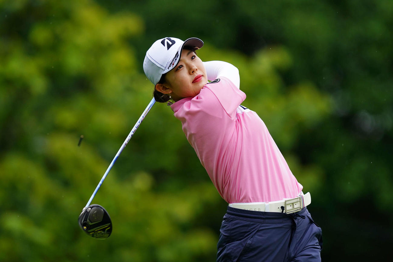 1番、ティーショットを放つ吉田優（Getty　Images／JLPGA提供）