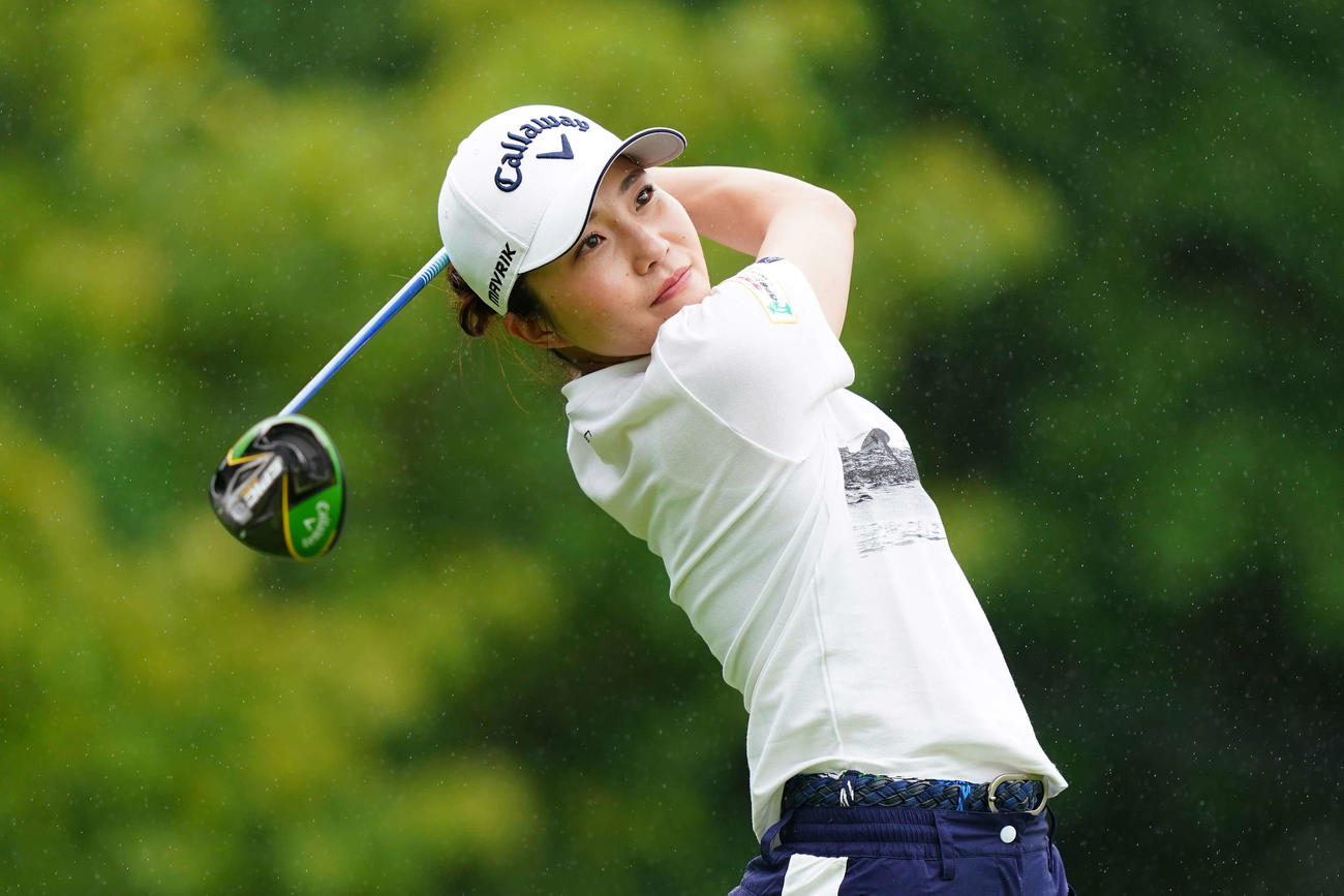 1番、ティーショットを放つ井上（Getty　Images／JLPGA提供）