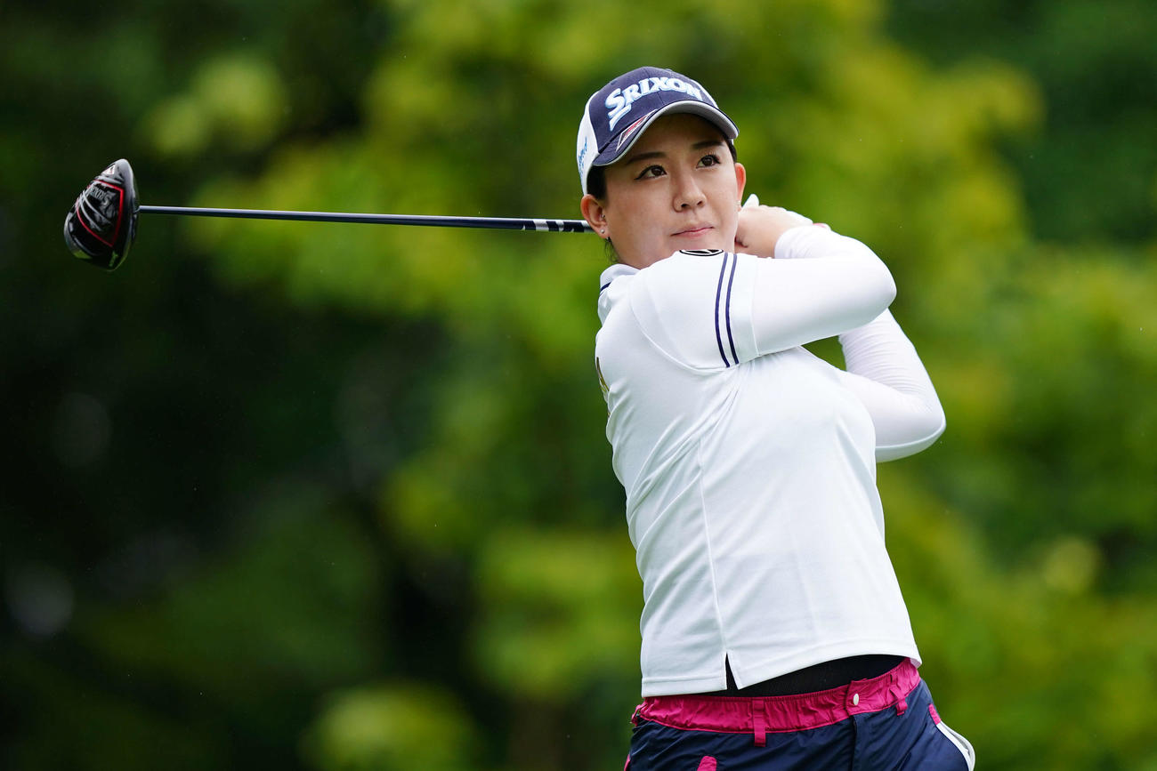 1番、ティーショットを放つ香妻（Getty　Images／JLPGA提供）